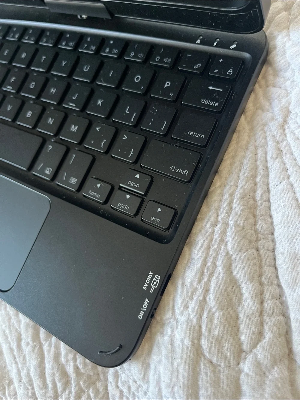 iPad mini 8 TYPE keyboard with trackpad